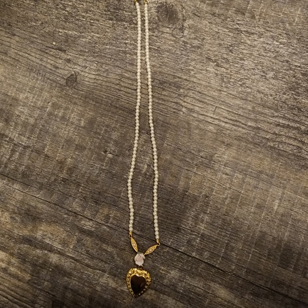 Heart faux pearl necklace - Picture 3 of 5